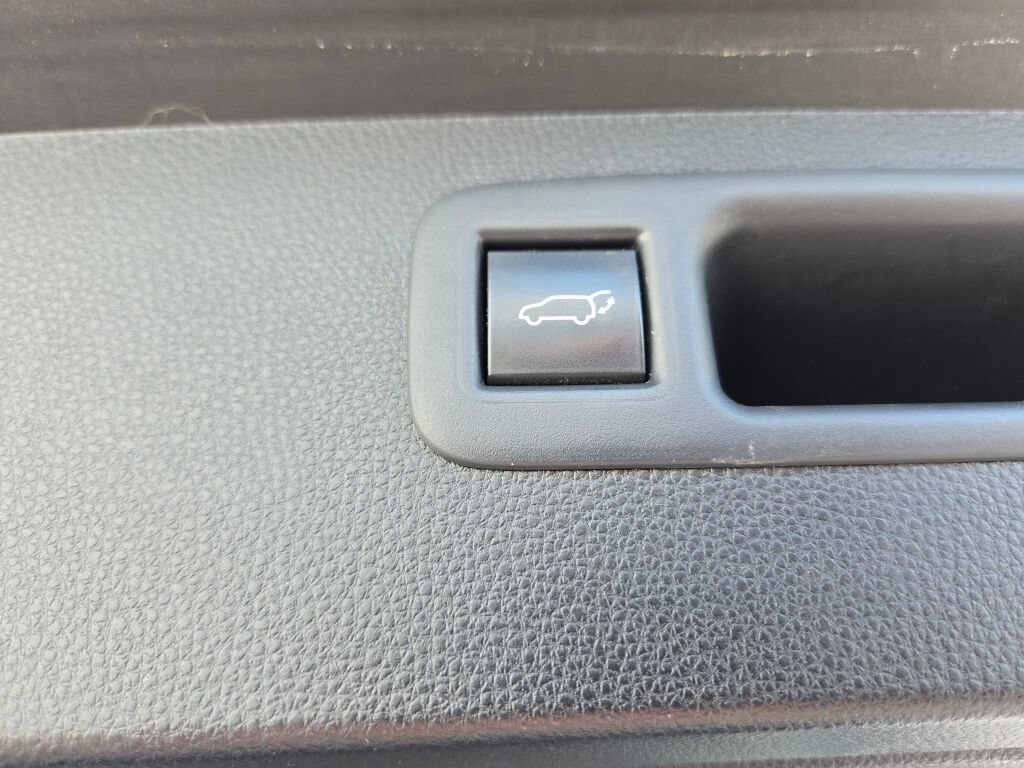 Used 2021 Toyota Highlander XLE AWD/4WD image 16