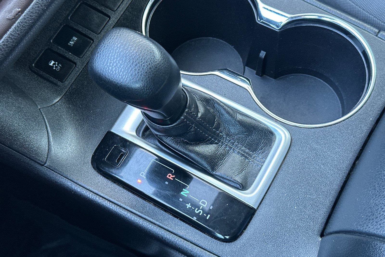 Used 2018 Toyota Highlander LE w/ Carpet Mat Package (TMS) image 21