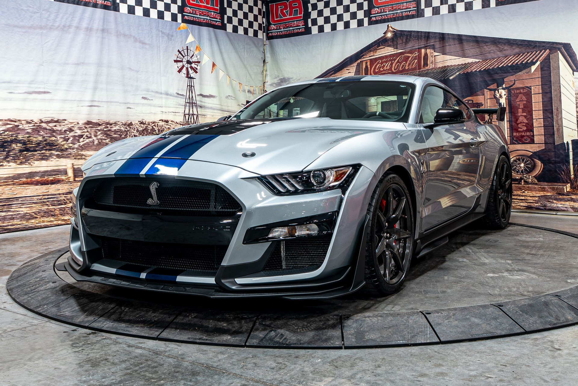 Used 2022 Ford Mustang Shelby GT500 w/ Carbon Fiber Track Pack RWD image 2