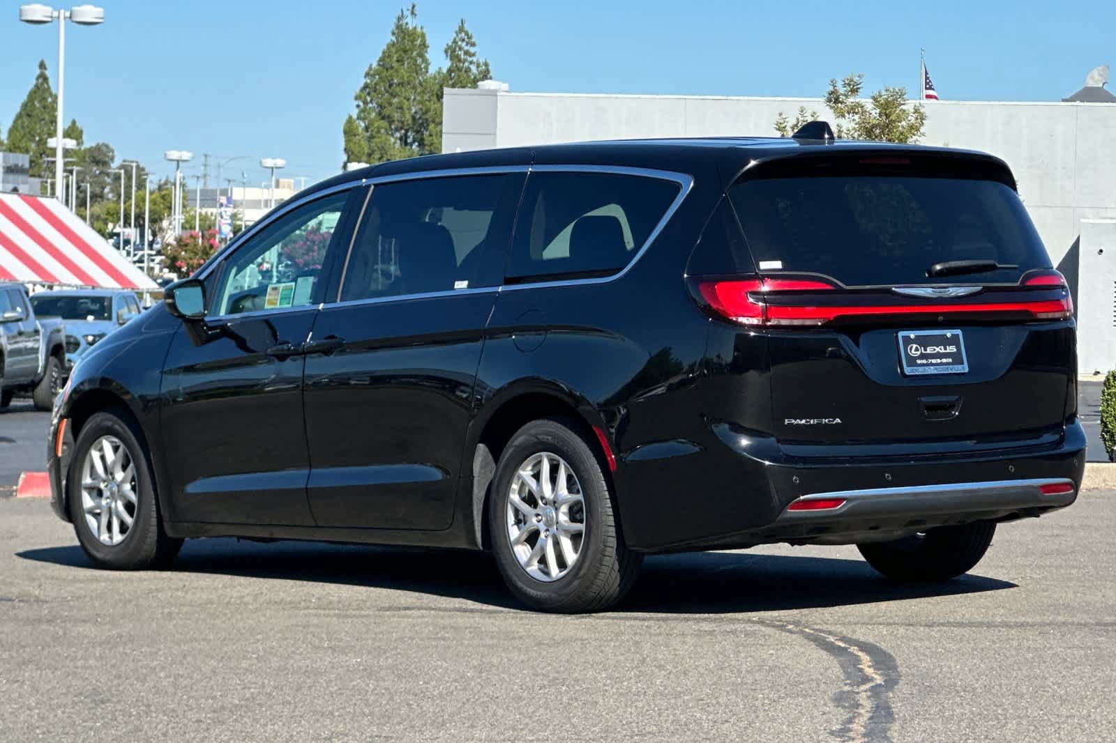 Used 2024 Chrysler Pacifica Touring-L FWD image 7