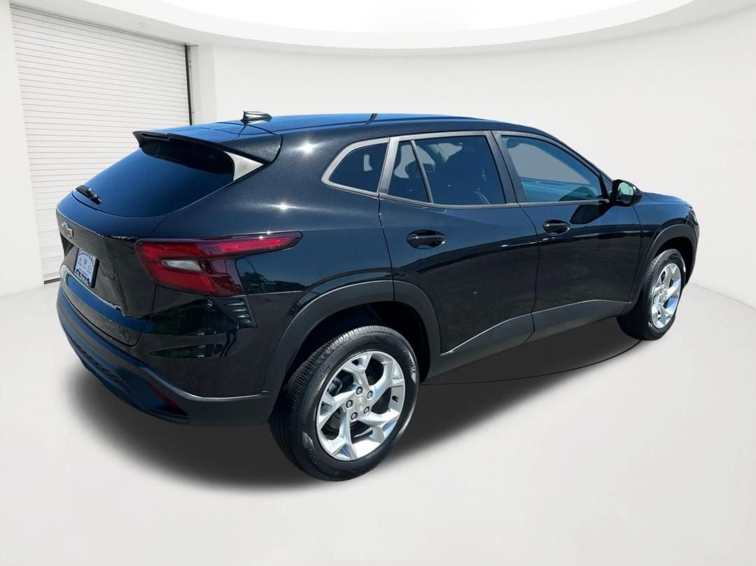 Used 2024 Chevrolet Trax LS w/ LS Convenience Package FWD image 5