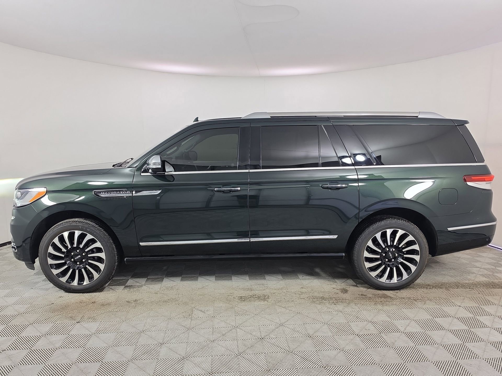 Used 2024 Lincoln Navigator L Black Label AWD/4WD image 4