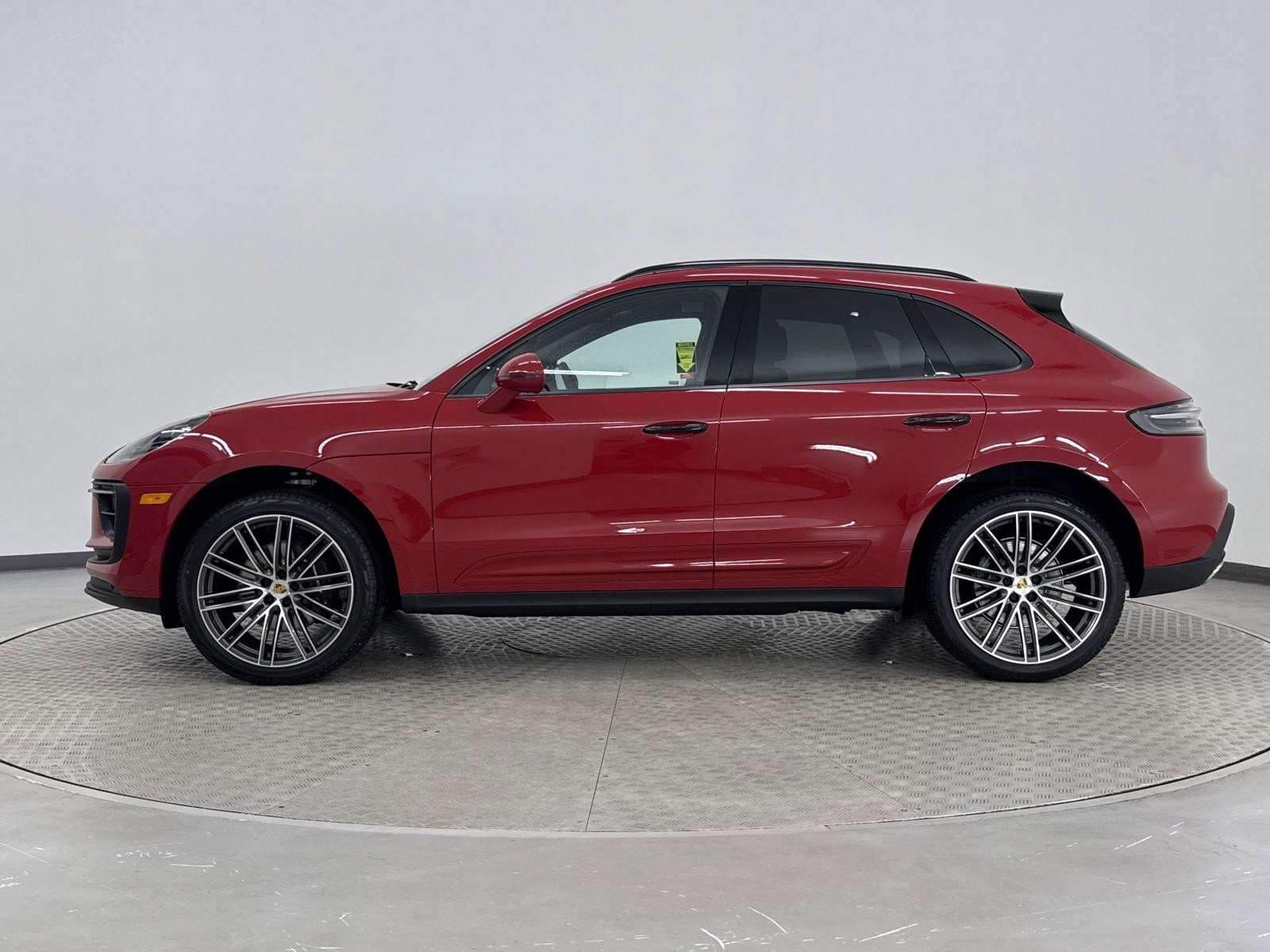 Used 2025 Porsche Macan image 2