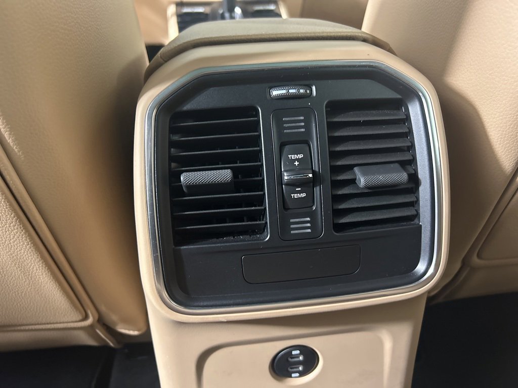 Certified 2025 Porsche Macan image 13