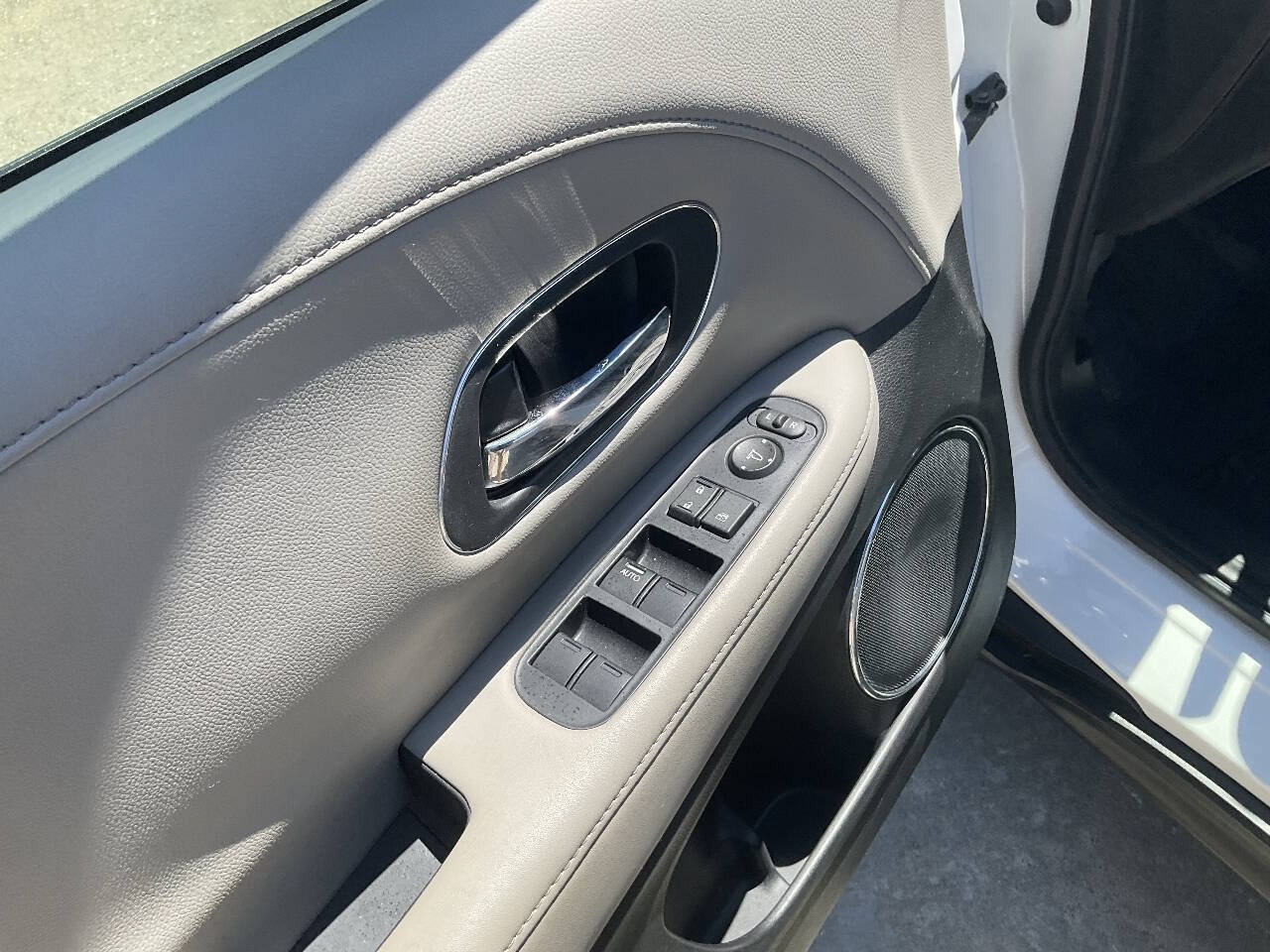 Used 2016 Honda HR-V EX-L image 10