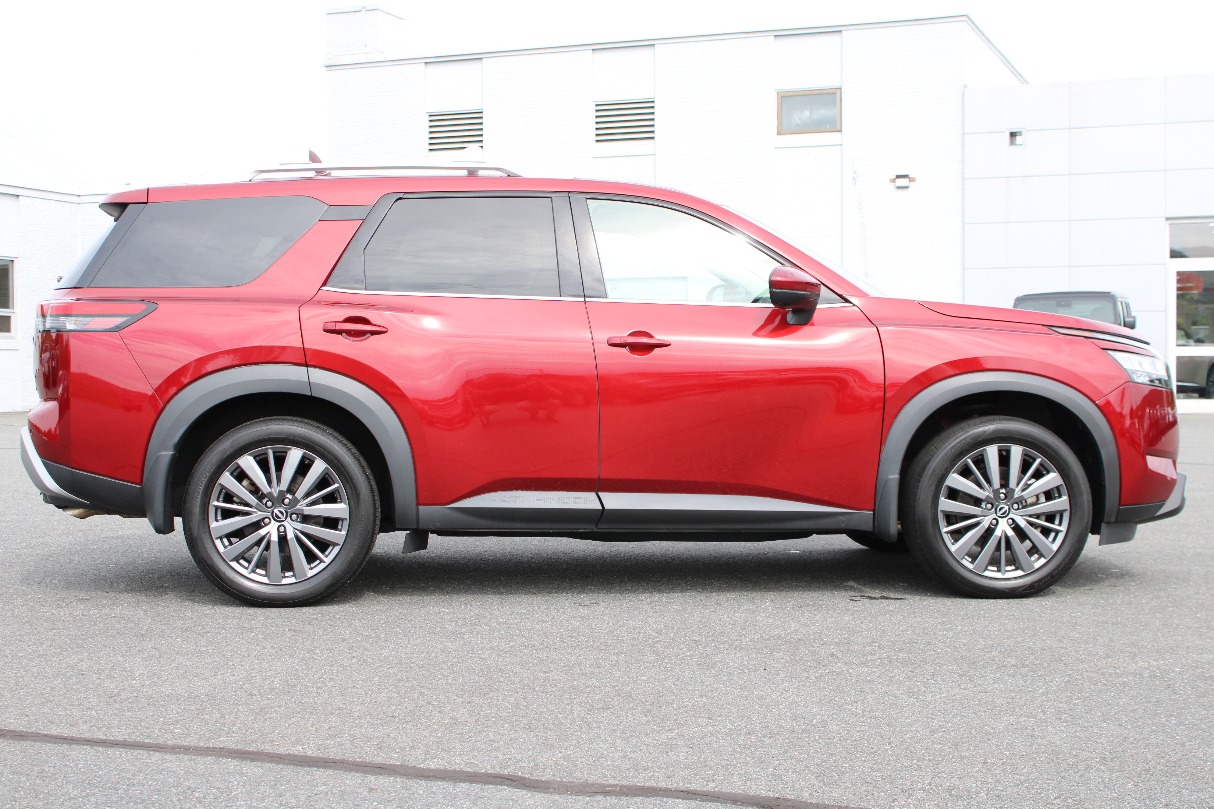 Used 2024 Nissan Pathfinder SL w/ SL Premium Package AWD/4WD image 5