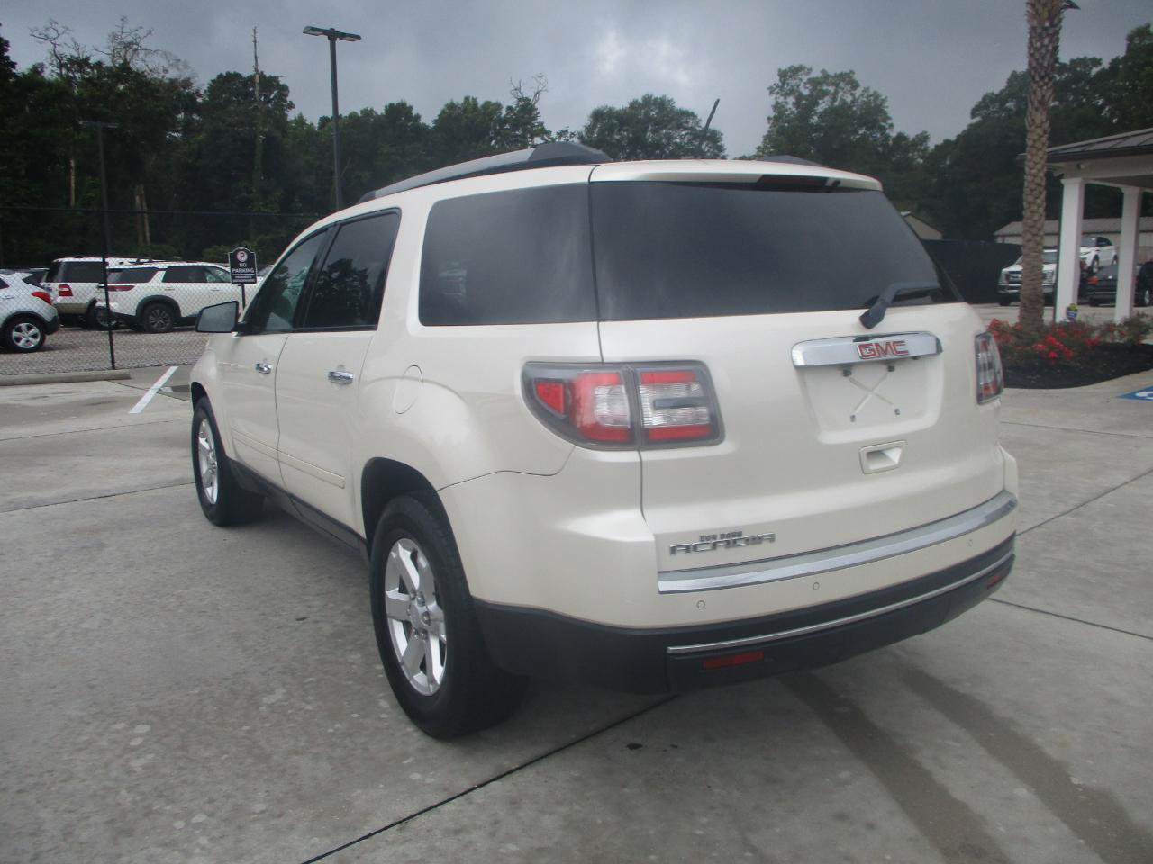 Used 2015 GMC Acadia SLE FWD image 4