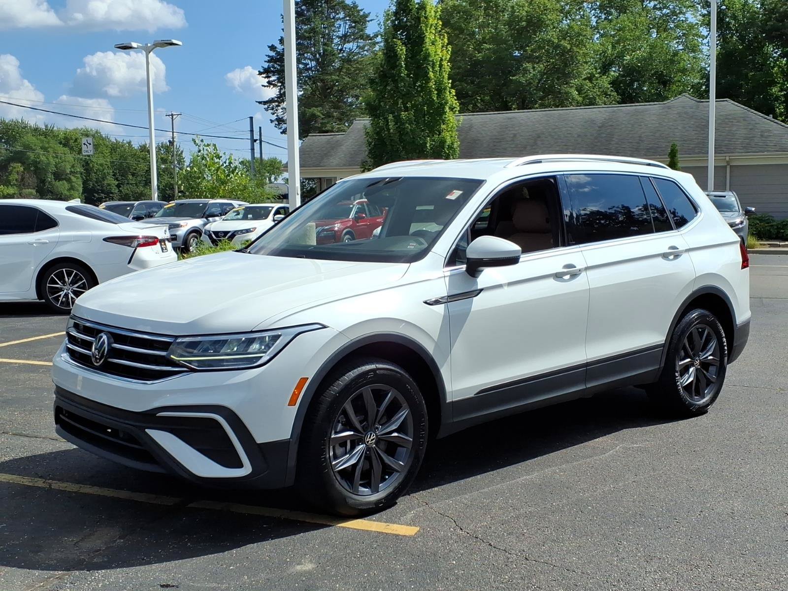 Used 2023 Volkswagen Tiguan SE FWD image 3