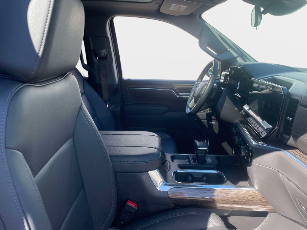 Used 2025 Chevrolet Silverado 1500 LT Trail Boss w/ Convenience Package II AWD/4WD image 10