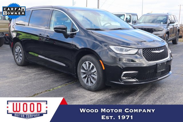 Used 2024 Chrysler Pacifica Select