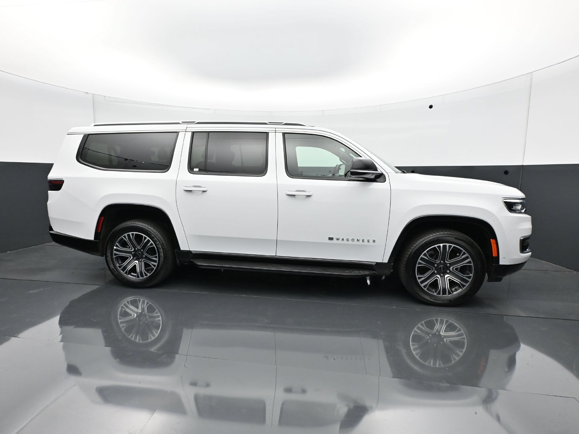 Used 2025 Jeep Wagoneer L Series II w/ 8-pass Seating Package AWD/4WD image 8