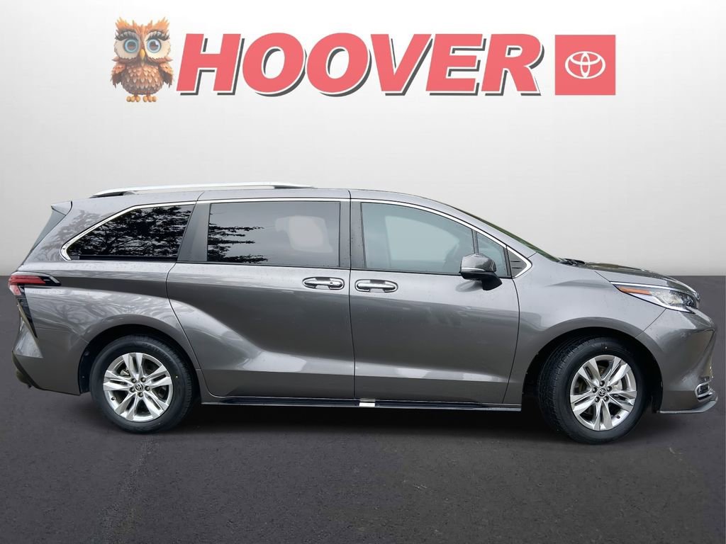 Used 2022 Toyota Sienna Limited image 2