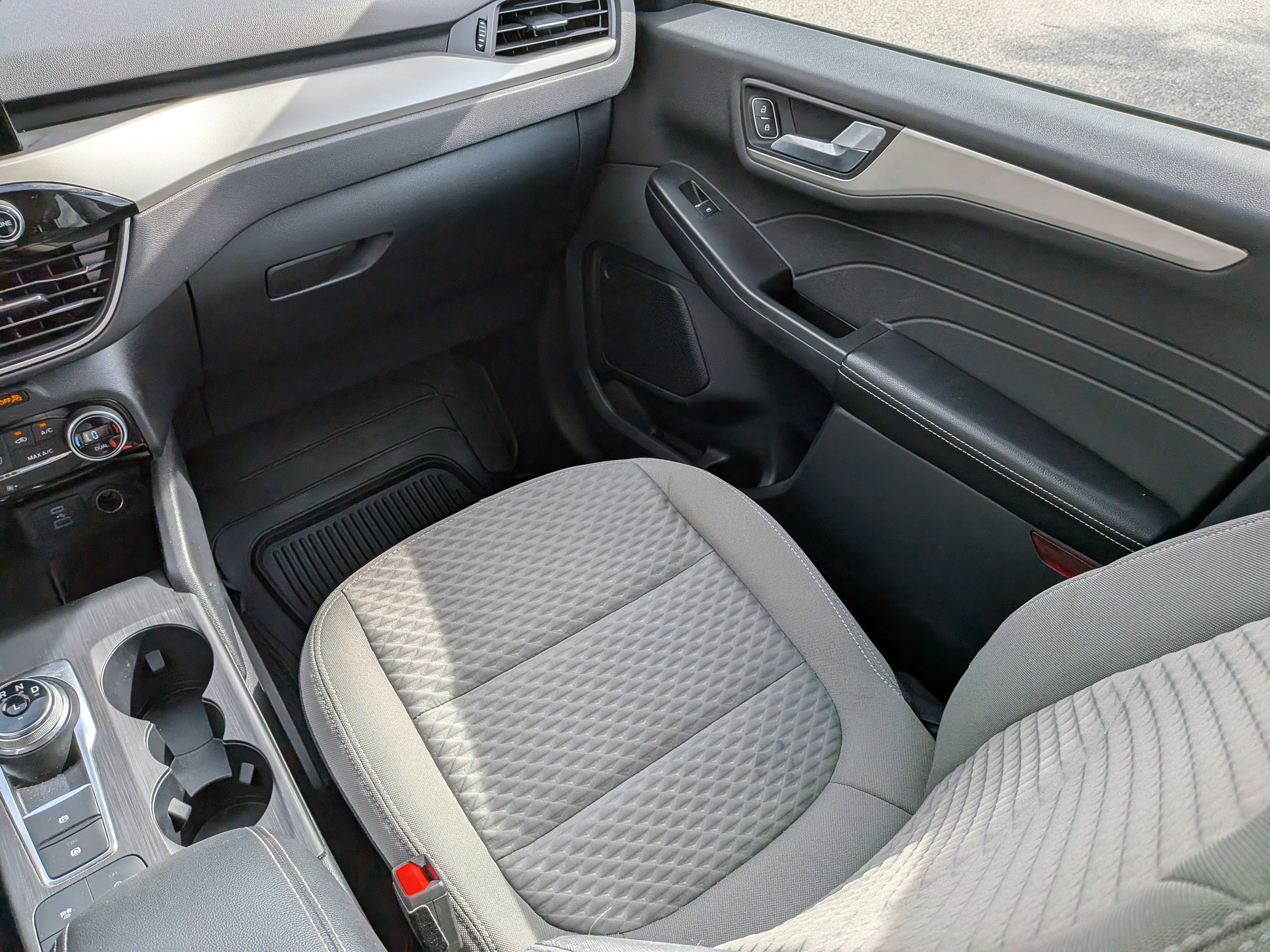 Used 2021 Ford Escape SE w/ SE Sport Appearance Package image 18