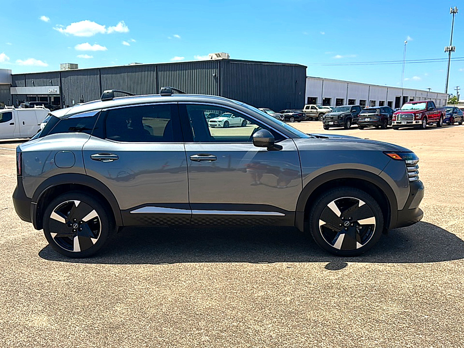 Certified 2025 Nissan Kicks SR FWD image 8