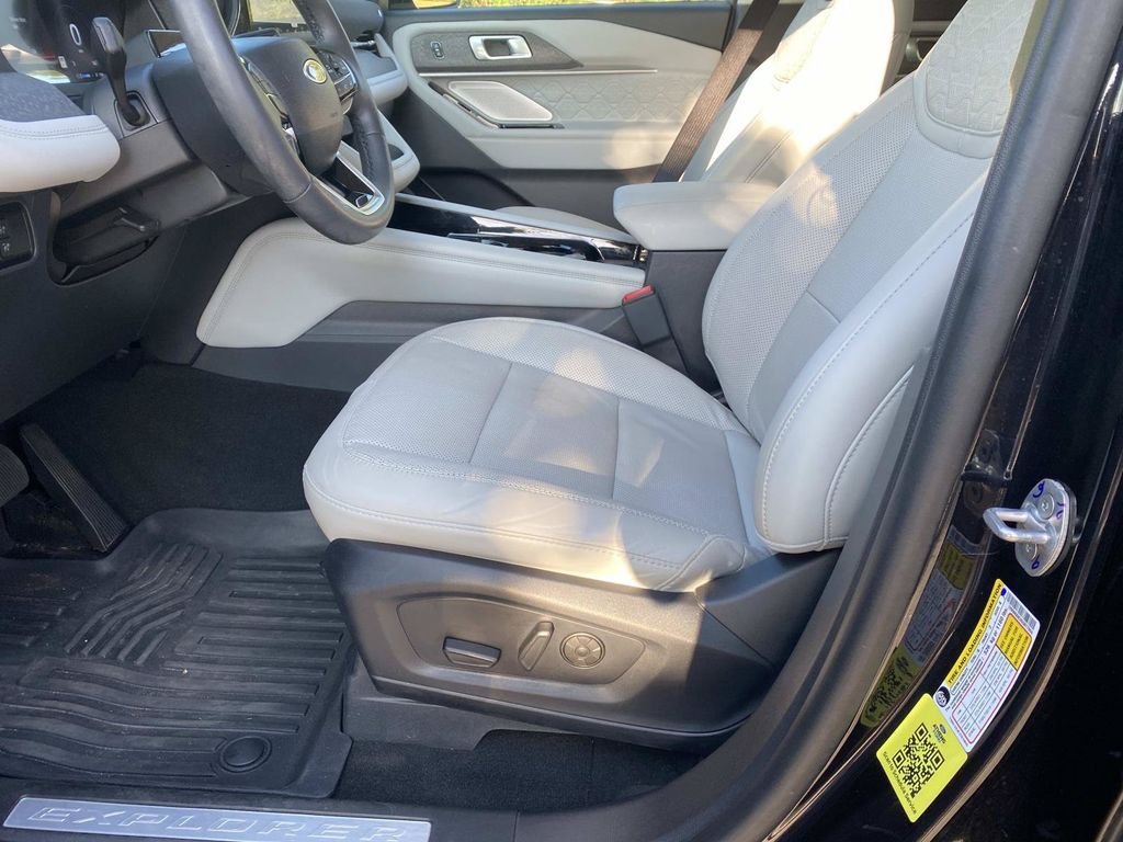 Used 2025 Ford Explorer Platinum w/ Ultimate Package AWD/4WD image 22
