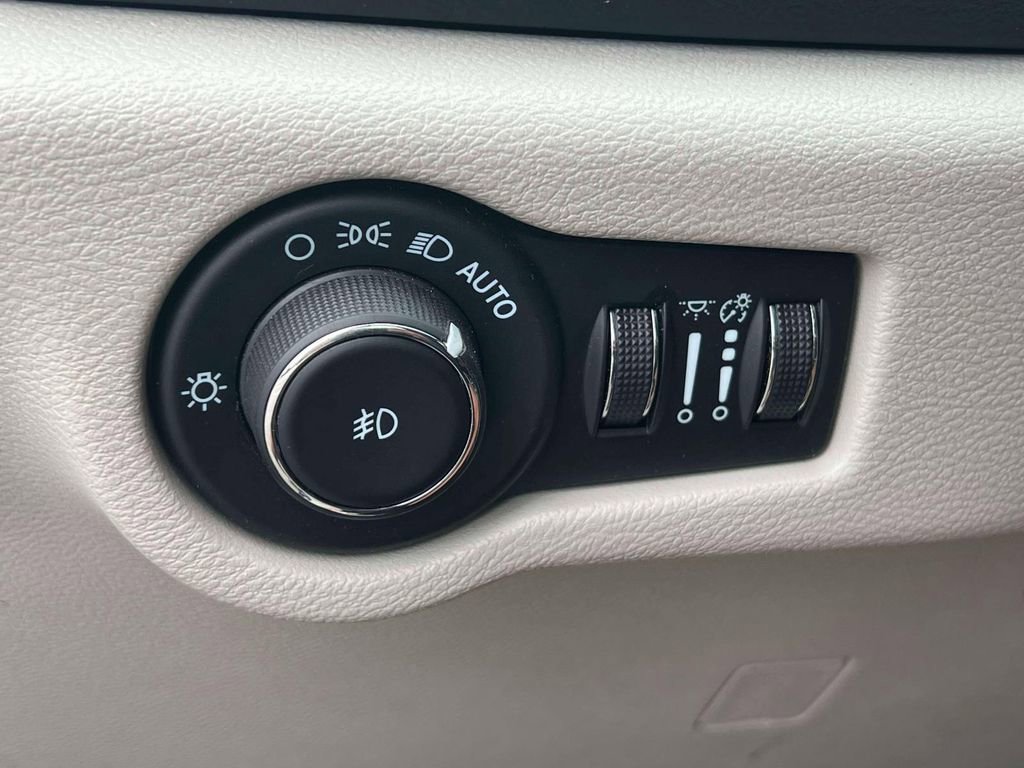 Used 2023 Chrysler Pacifica Touring-L FWD image 21