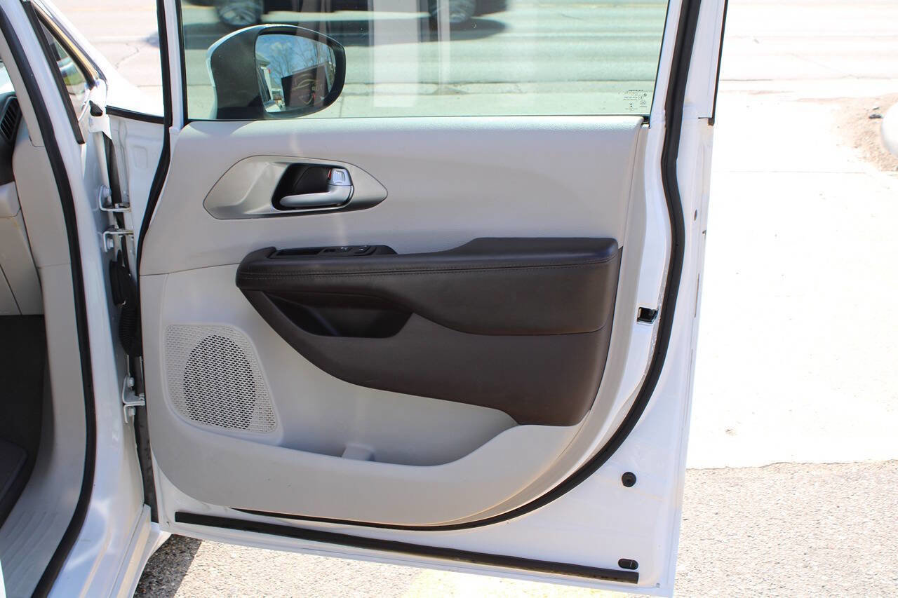 Used 2017 Chrysler Pacifica Touring Plus w/ Tire & Wheel Group image 67