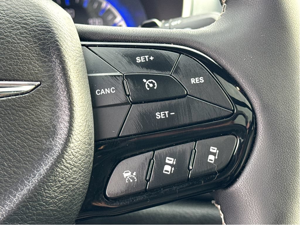 Used 2025 Chrysler Pacifica Limited FWD image 17