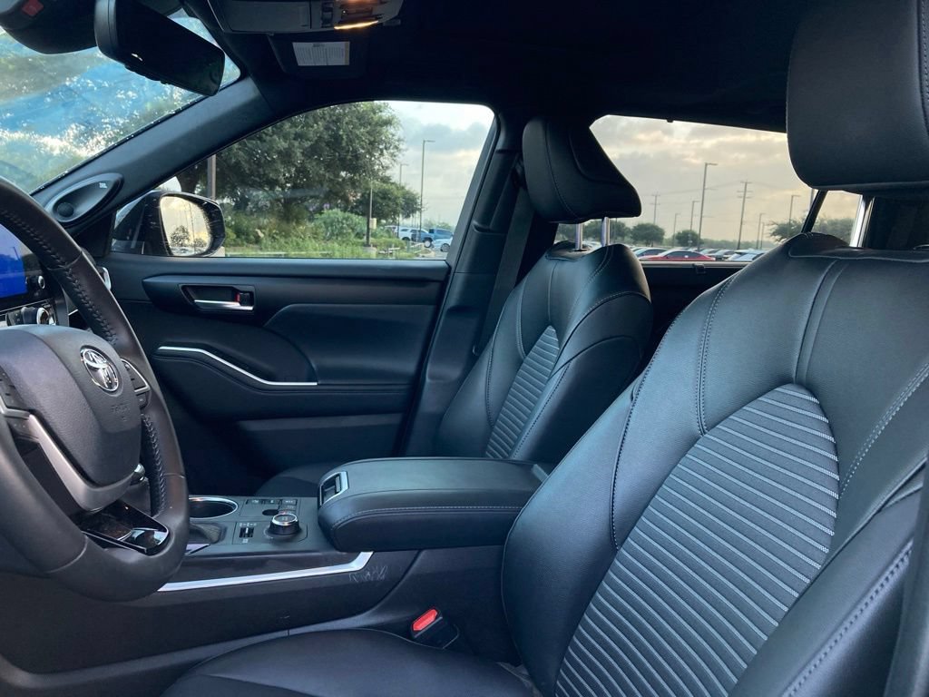 Used 2025 Toyota Highlander XSE AWD/4WD image 10