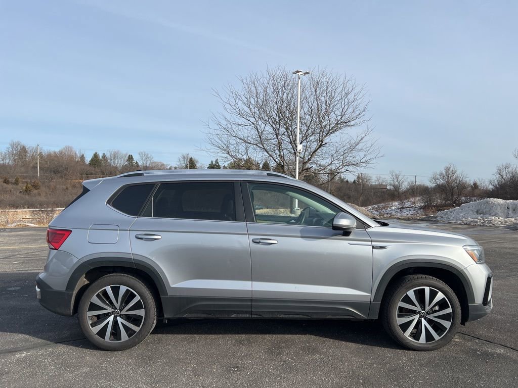 Used 2024 Volkswagen Taos SE image 3
