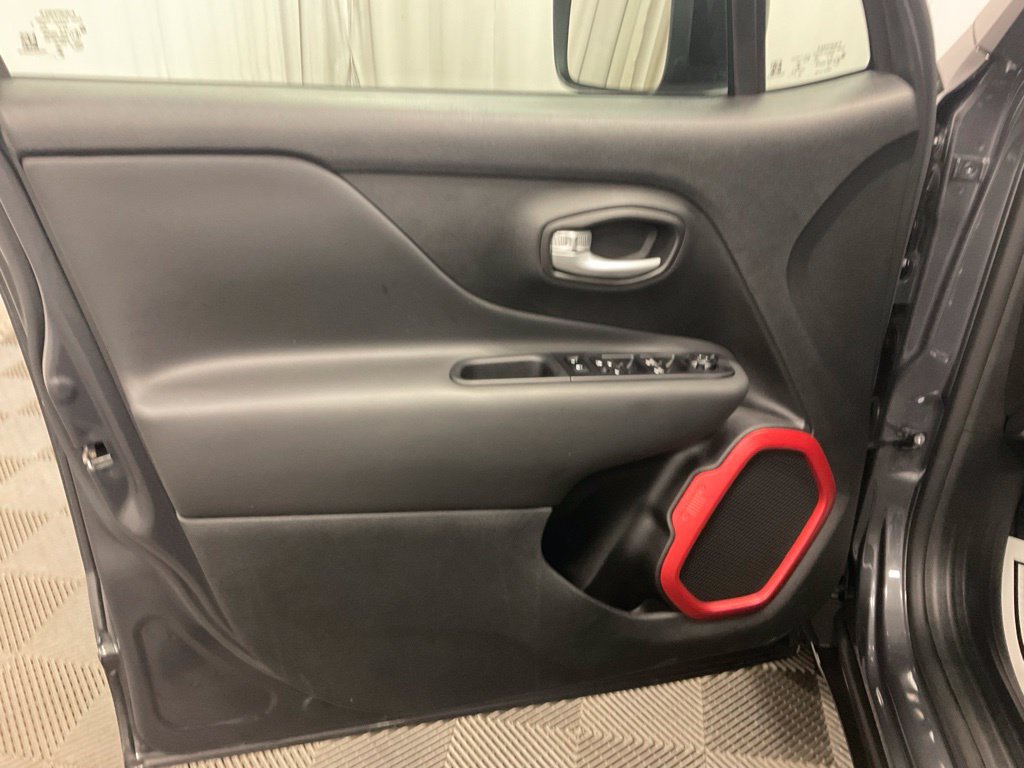 Used 2022 Jeep Renegade Trailhawk AWD/4WD image 9