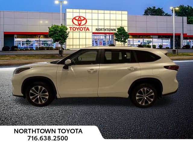 Used 2023 Toyota Highlander XLE image 2