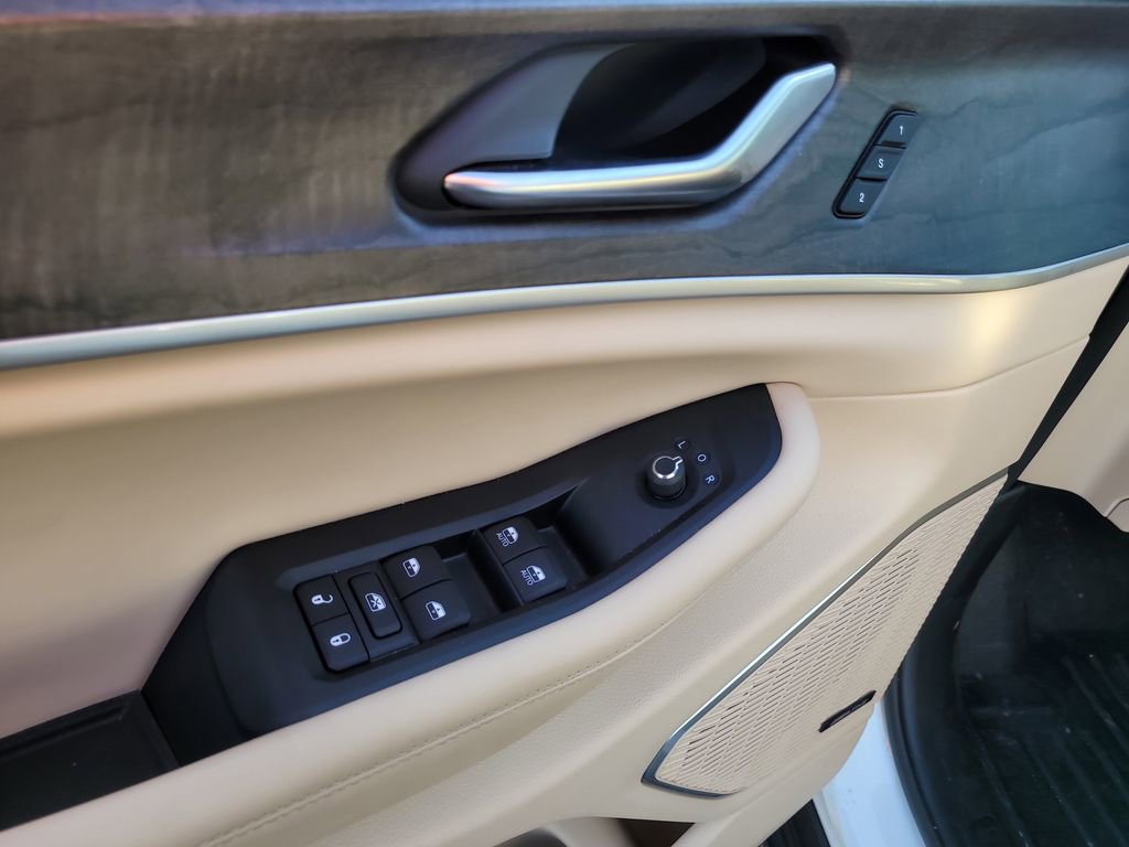 Used 2023 Jeep Grand Cherokee 4WD 4xe w/ Luxury Tech Group II image 16