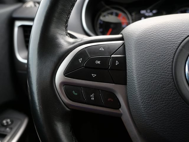 Used 2019 Jeep Cherokee Latitude Plus w/ Cold Weather Group FWD image 17