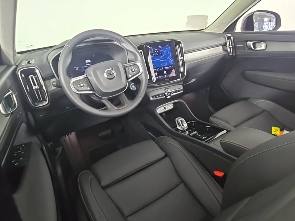 Certified 2025 Volvo XC40 B5 Plus AWD/4WD image 20