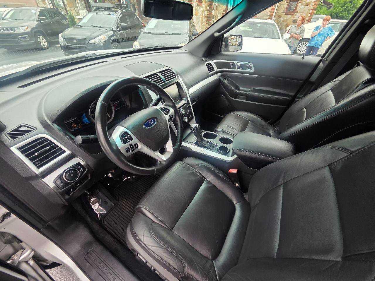 Used 2014 Ford Explorer XLT w/ Equipment Group 202A FWD image 12
