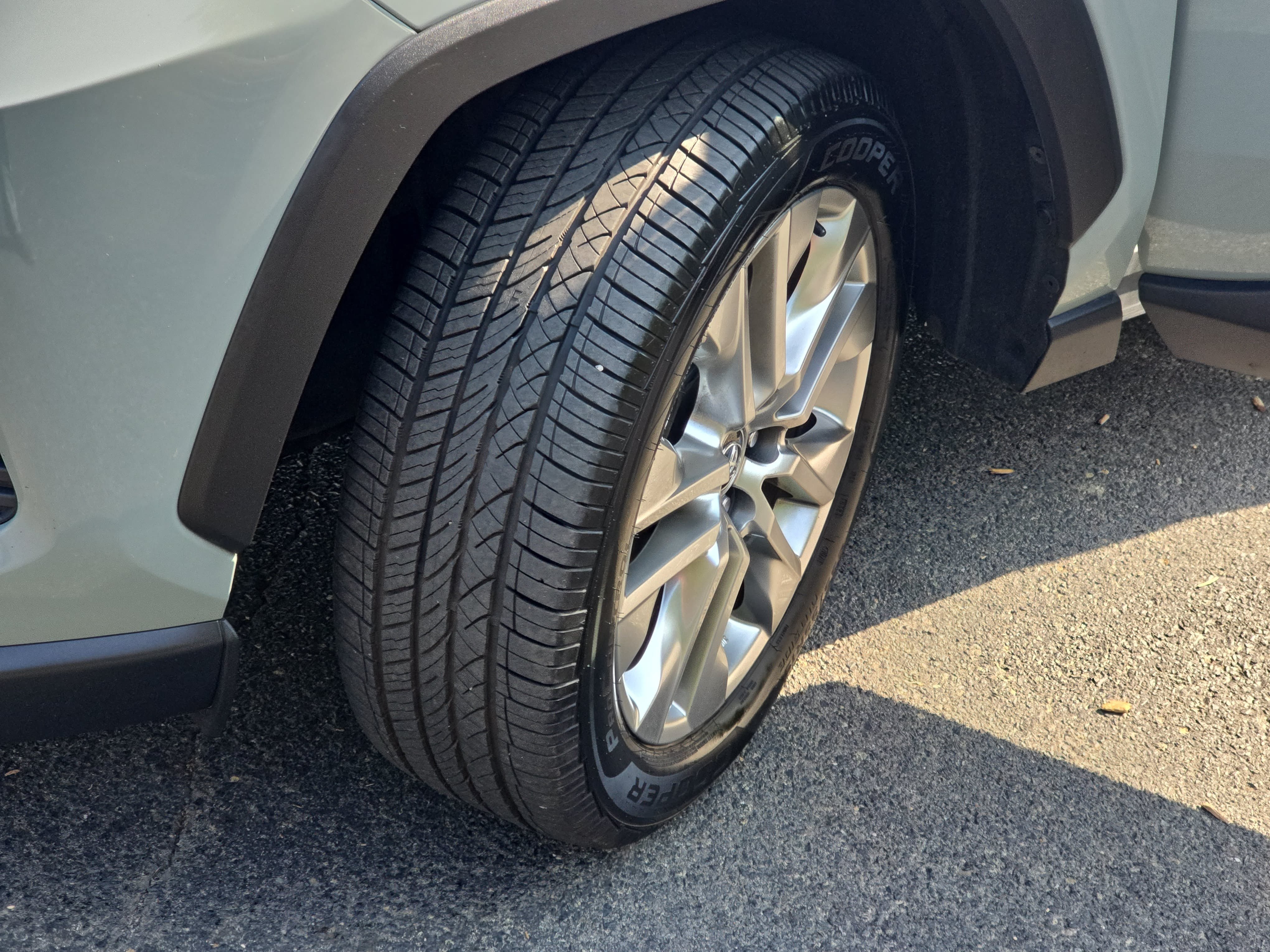 Used 2020 Toyota RAV4 XLE Premium AWD/4WD image 35