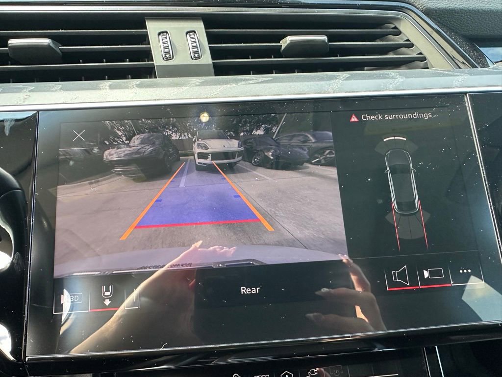 Used 2022 Audi e-tron Premium Plus w/ Premium Plus Package image 33