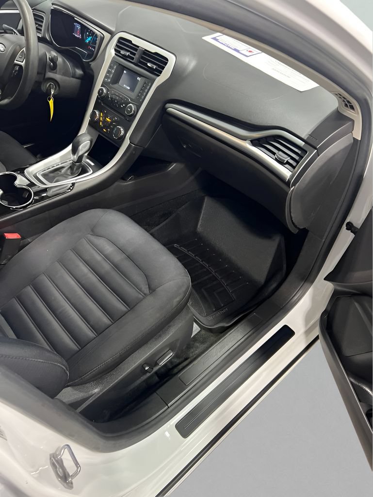 Used 2015 Ford Fusion SE FWD image 15