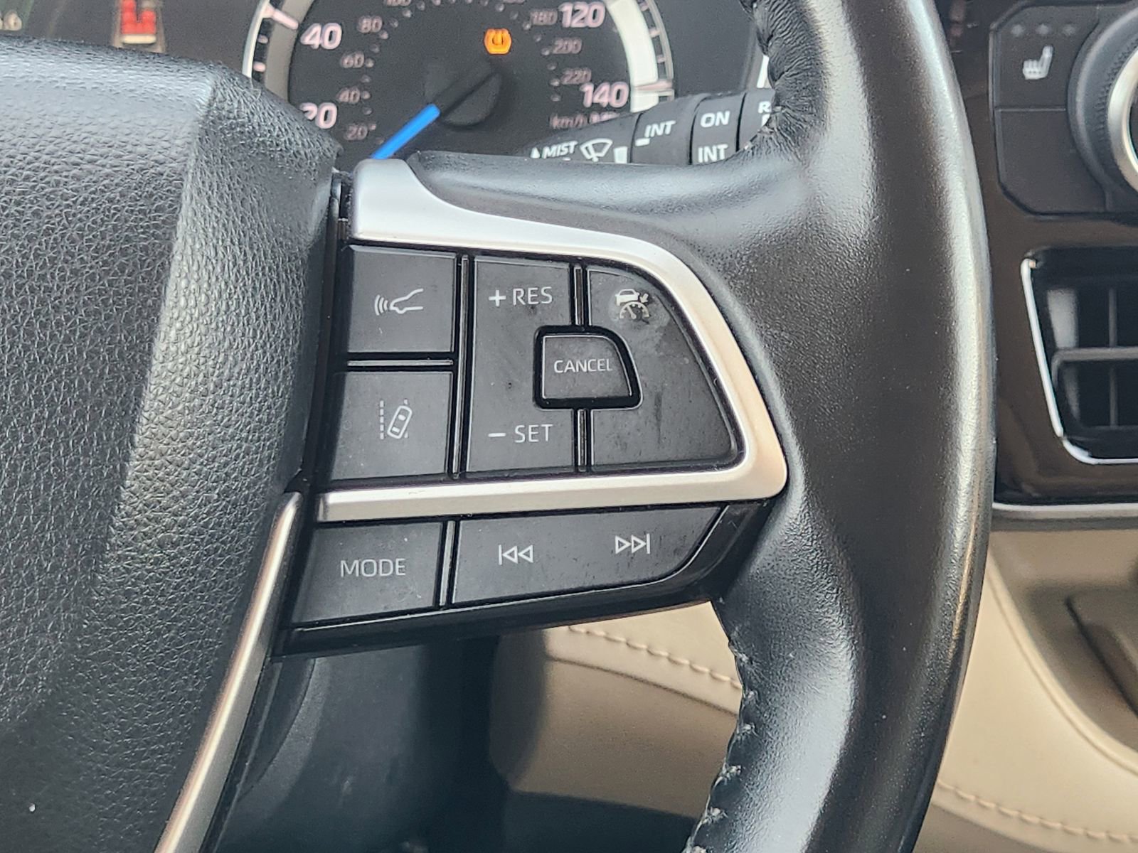 Used 2023 Toyota Highlander XLE image 32