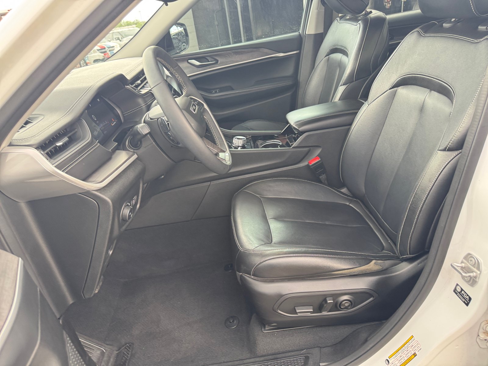 Used 2023 Jeep Grand Cherokee L Limited w/ Black Appearance Package AWD/4WD image 14
