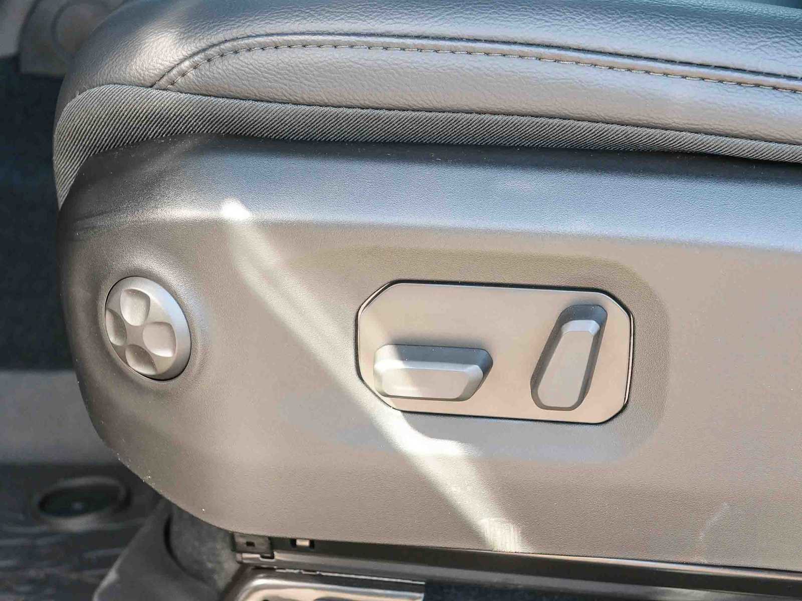 New 2025 Jeep Wrangler Sahara w/ Technology Group image 28