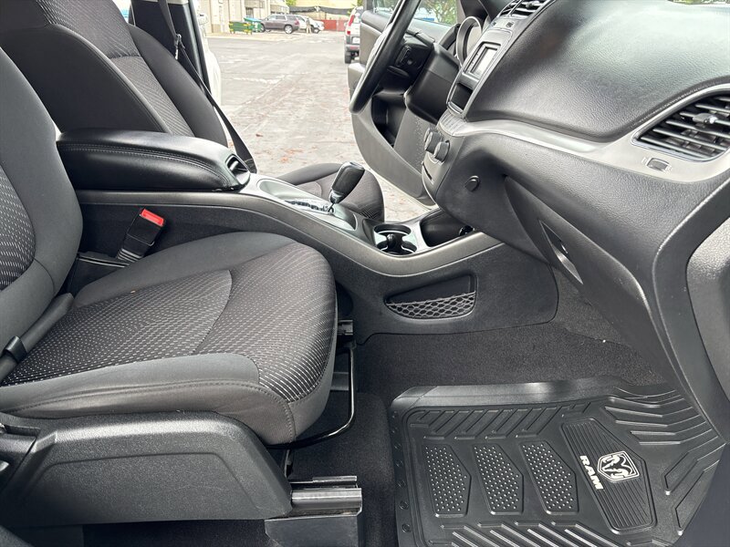 Used 2016 Dodge Journey SE w/ Flexible Seating Group FWD image 28