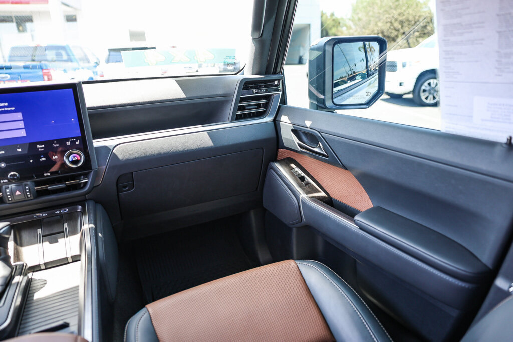 Used 2024 Lexus GX 550 w/ Accessory Package (2T) AWD/4WD image 5