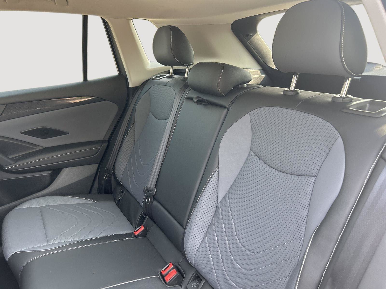Certified 2025 Volkswagen Tiguan SE w/ Panoramic Sunroof Package AWD/4WD image 16