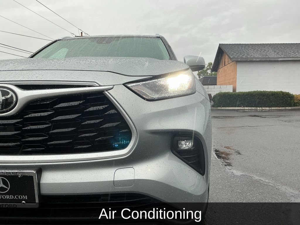 Used 2020 Toyota Highlander XLE AWD/4WD image 3