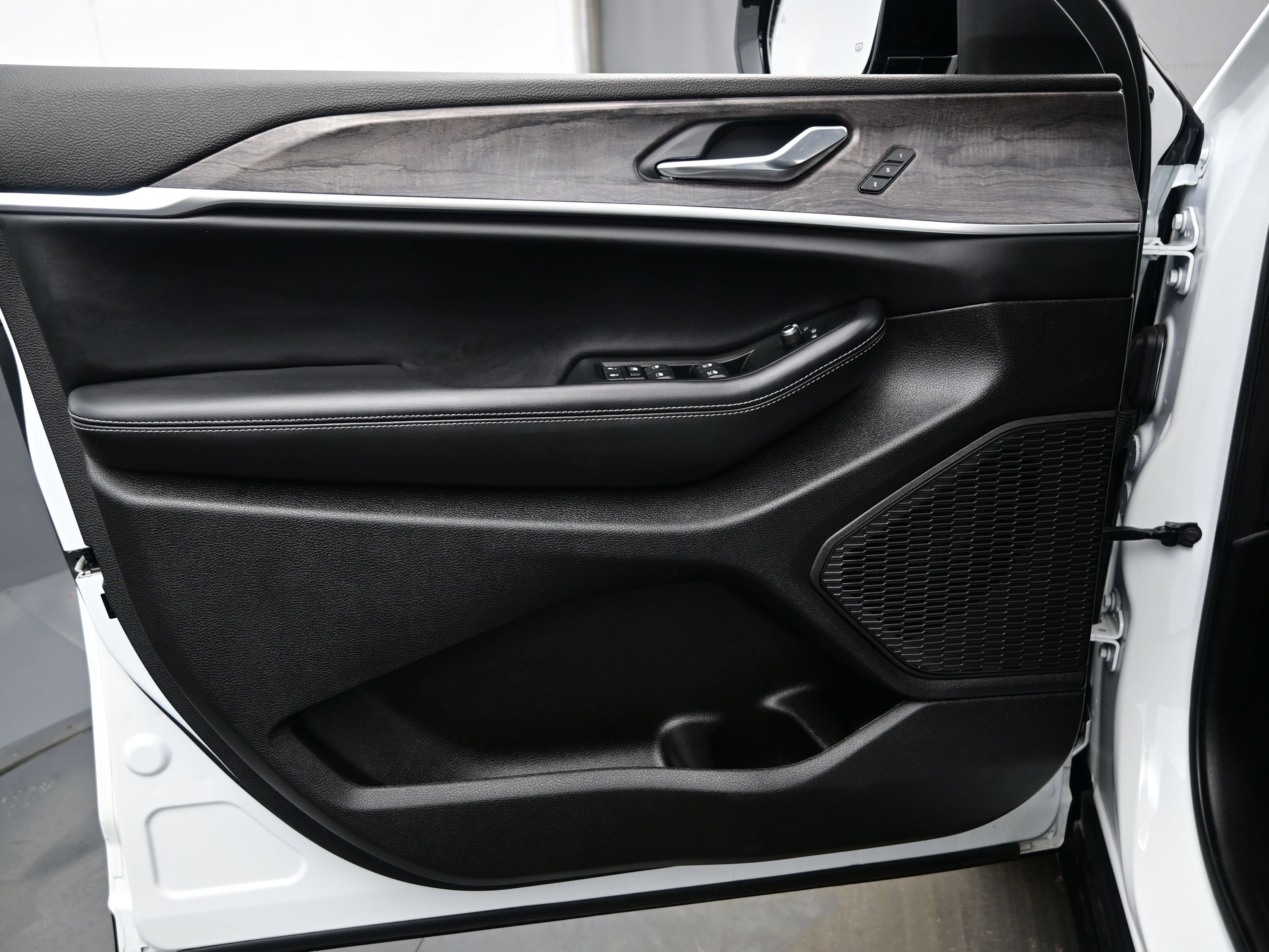 Used 2025 Jeep Grand Cherokee L Limited image 9