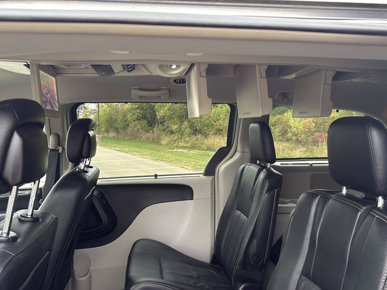 Used 2016 Chrysler Town & Country Touring w/ Driver Convenience Group FWD image 24