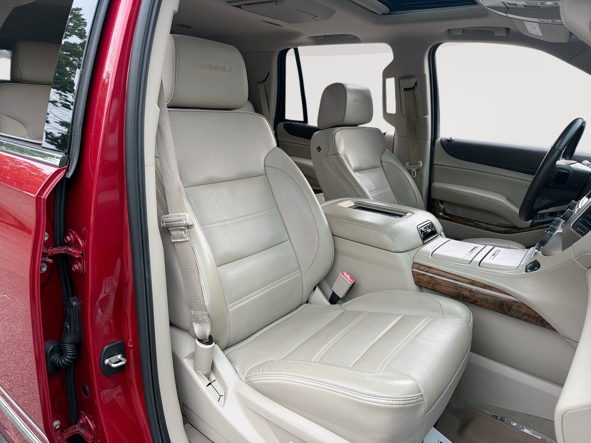 Used 2015 GMC Yukon Denali w/ Premium Package AWD/4WD image 28