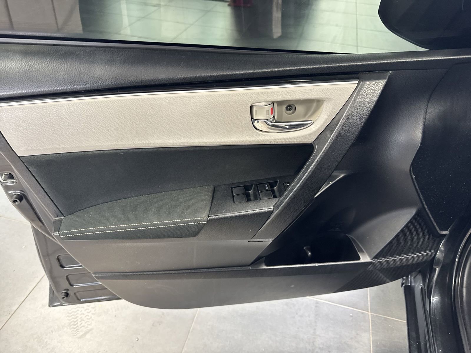 Used 2017 Toyota Corolla LE w/ Carpet Mat Package (TMS) FWD image 24