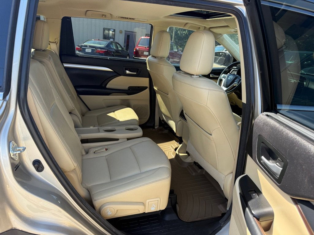 Used 2014 Toyota Highlander XLE image 17