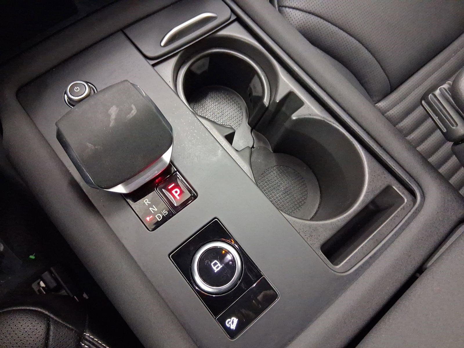 Used 2025 Land Rover Discovery Dynamic SE image 28