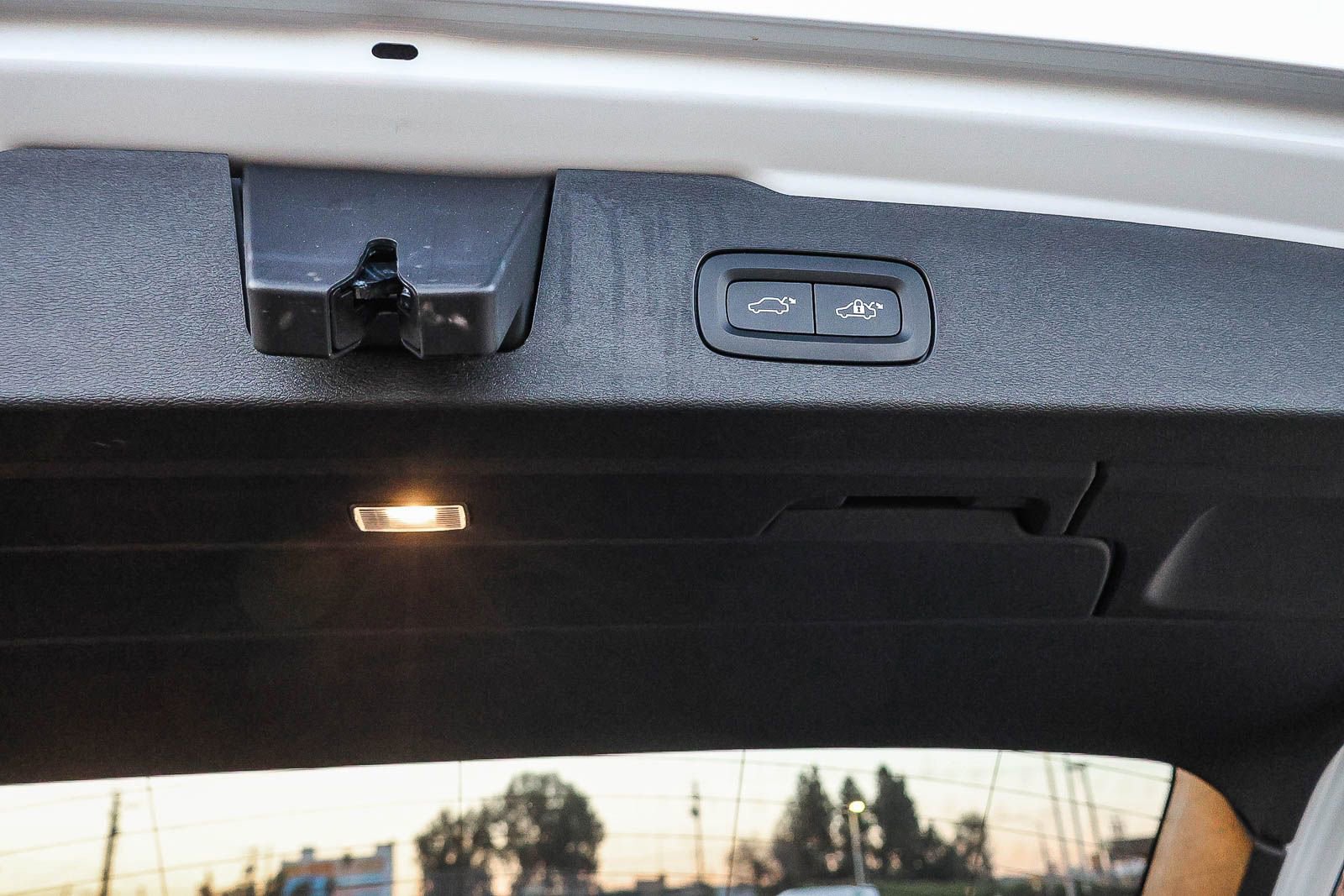 Used 2025 Volvo V60 B5 Cross Country Plus image 28