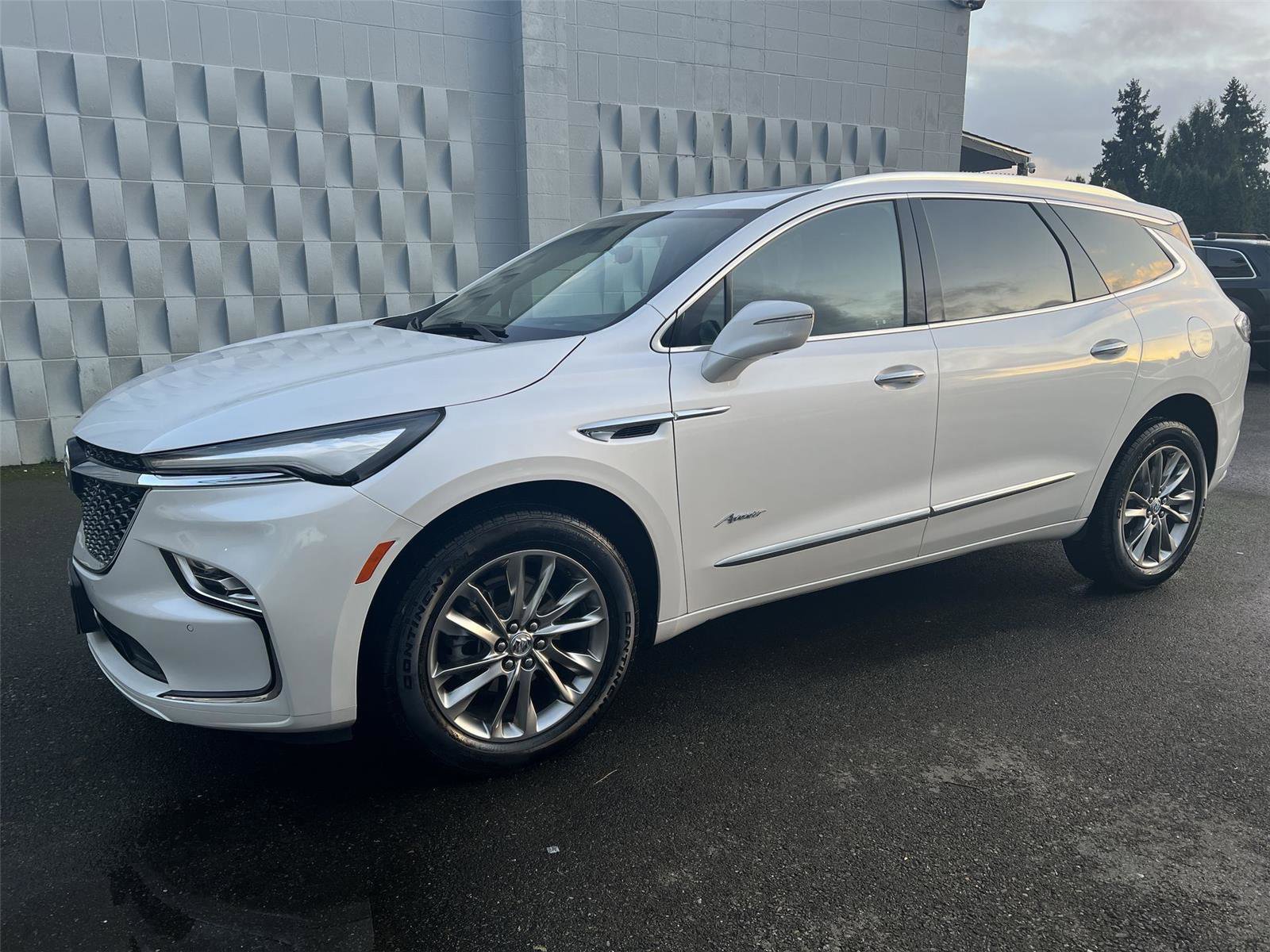 Used 2024 Buick Enclave Avenir image 2