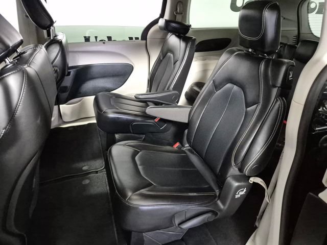 Used 2024 Chrysler Pacifica Touring-L image 21