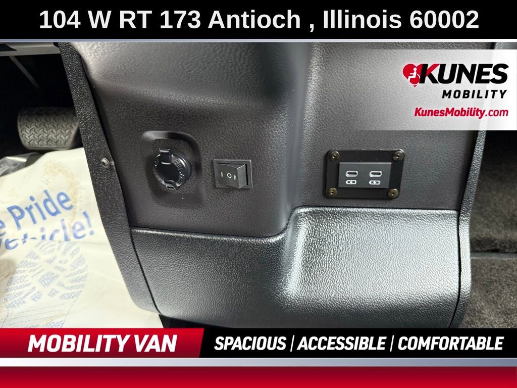 Used 2025 Toyota Sienna LE image 39